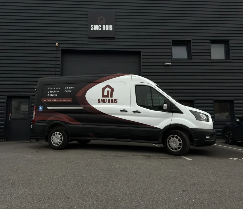Camion et équipe de couvreurs SMC Bois à Reims