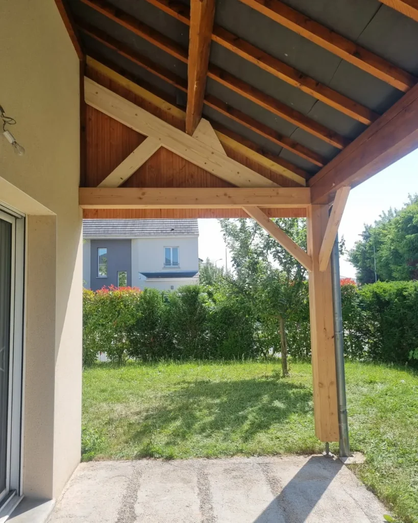Ferme et chevrons d’un auvent, chantier SMC Bois