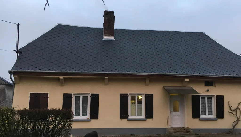 Couverture en ardoise rénovée par SMC Bois dans la Marne