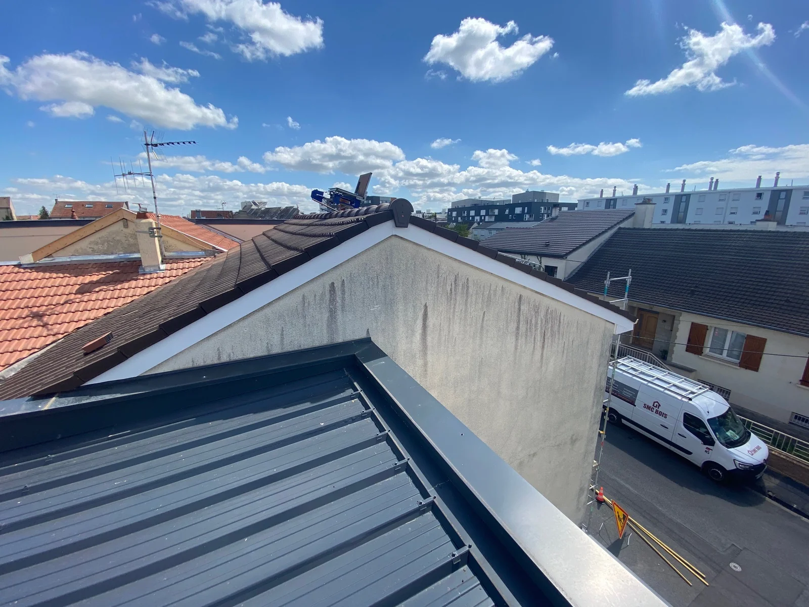 Rénovation de couverture : bac acier anthracite et toiture en tuiles refaite, chantier SMC Bois dans la Marne