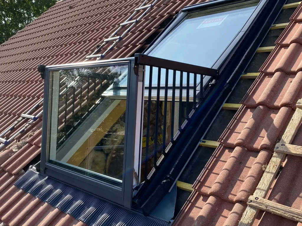 Fenêtre de toit Velux® Cabrio posée sur une couverture en tuiles par SMC Bois dans la Marne