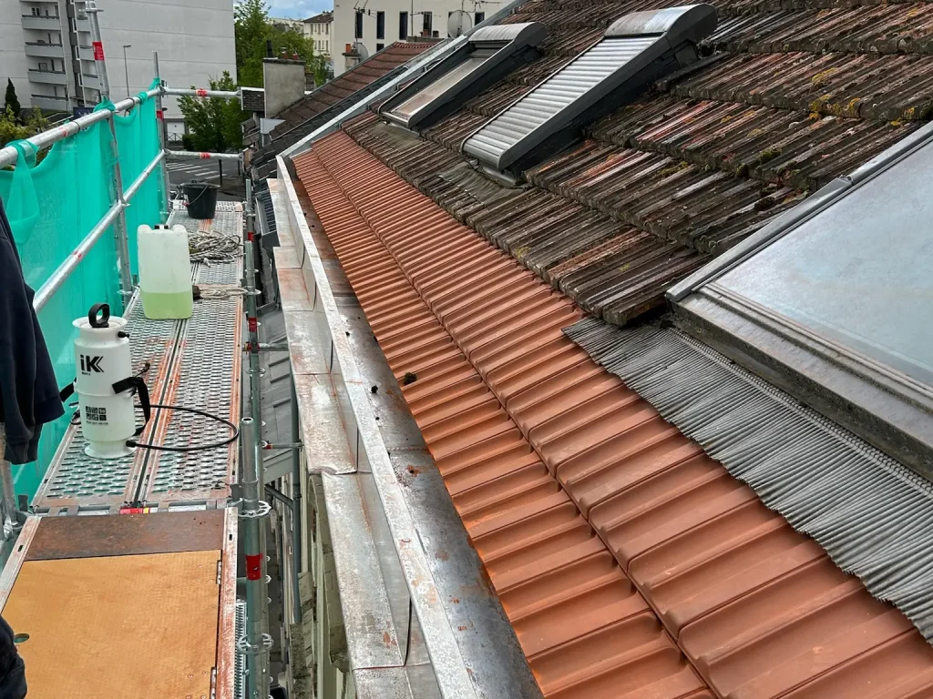 Toiture rénovée en tuiles neuves avec gouttière en zinc, chantier SMC Bois dans la Marne