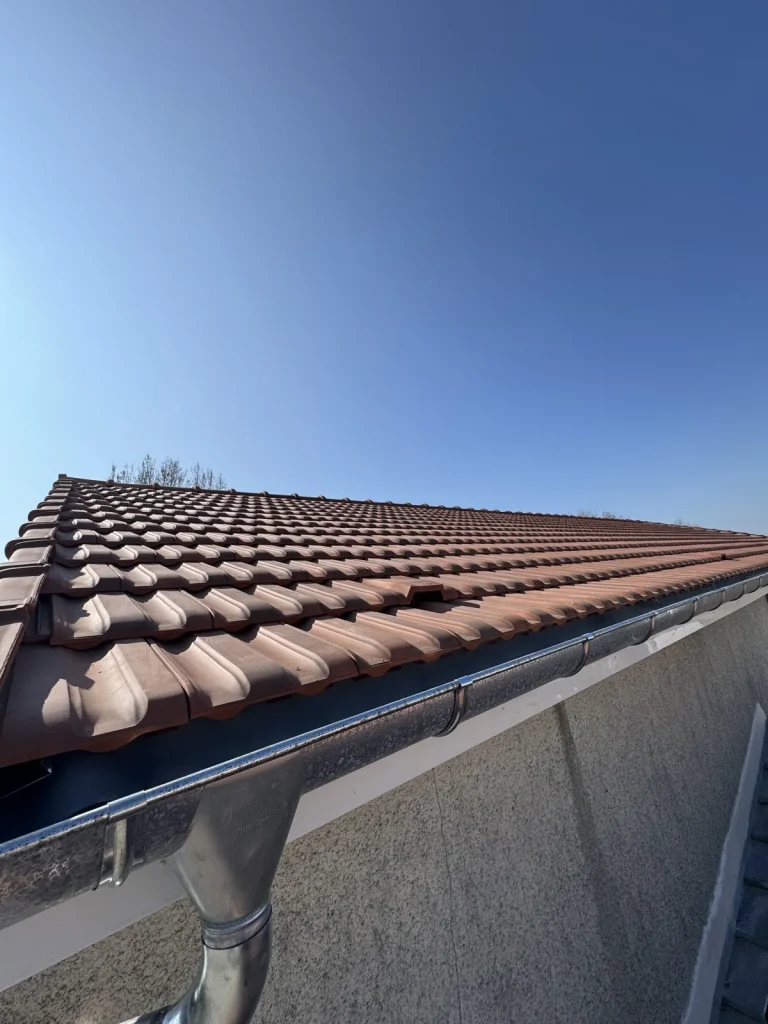 Tuiles terre cuite et gouttière zinc entretenues par SMC Bois à Reims